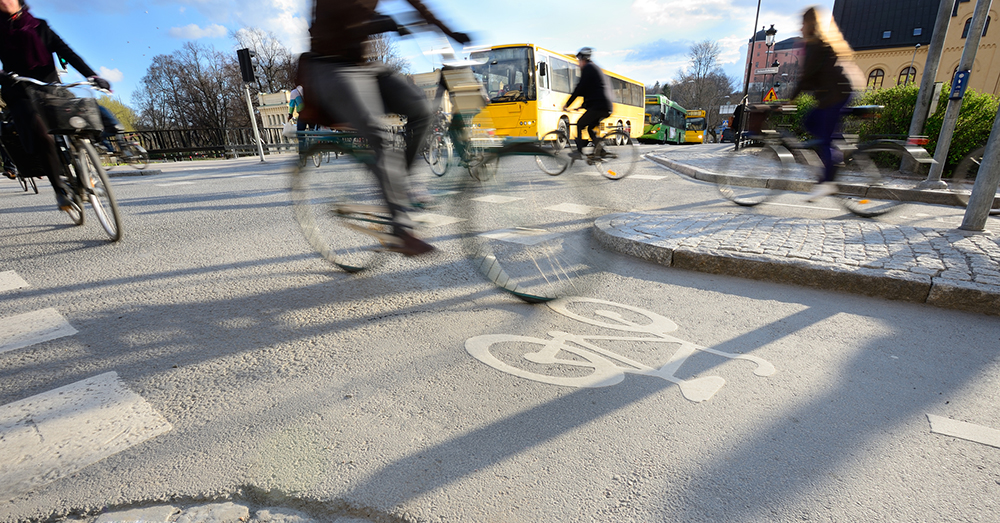 Cyklister i korsning nära stadsparken i Uppsala